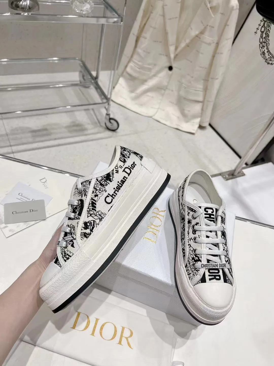 👟👟Ex-factory price 520👟👟 Dior’s 2025 Walk ‘n’ Dior embroidered mid-top casual shoes are new. On the fashion stage, Dior embroidered shoes are the well-deserved protagonist. Delicate stitching is used on the upper, every stitch is devoted to the craftsman's efforts, and every thread is woven with artistic poetry. From complex floral patterns to smart geometric textures, embroidery is like the magic that gives shoes life, allowing them to show dynamic beauty even in static conditions.   Wearing Dior embroidered shoes feels like stepping into a dream world full of art. It is not only a pair of shoes, but also a walking piece of art that perfectly integrates fashion and culture. Whether you are strolling on the bustling city streets or attending important social occasions, Dior embroidered shoes can add unique charm to your style and become the focus of everyone's attention.   Choosing Dior embroidered shoes means choosing a persistent pursuit of quality and a unique understanding of fashion. Let it accompany you through every wonderful moment and leave your own fashion mark.  Material: Sheepskin lining, feet, silk cowhide, size 35-41, heel height 5cm